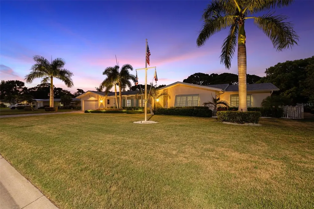 616 Pineland Avenue Belleair FL 33756