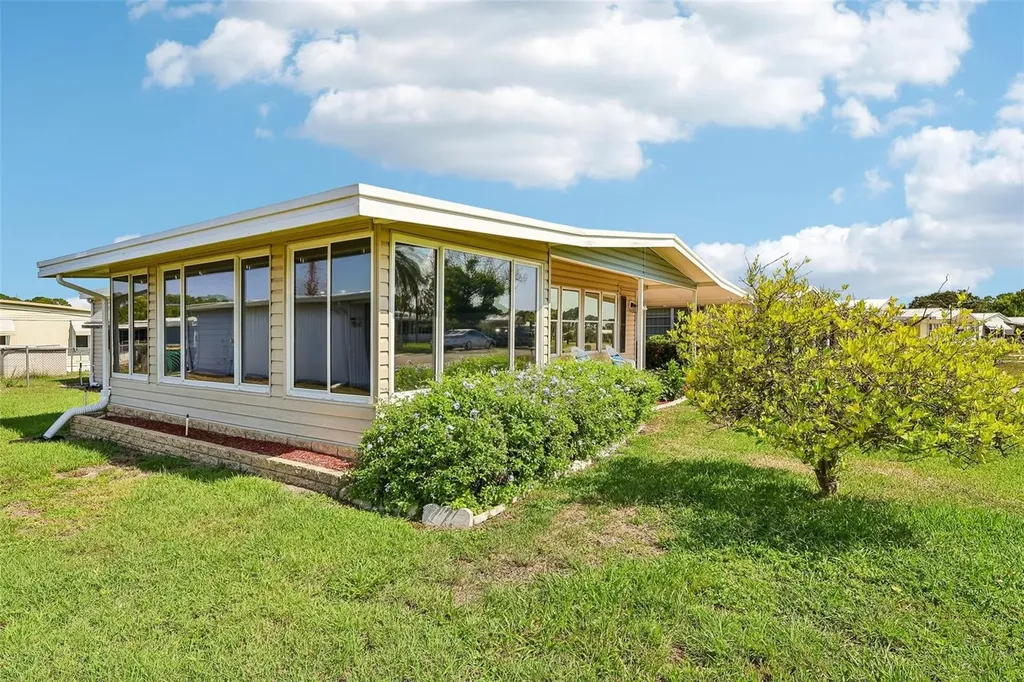 1433 Apache Circle Tavares FL 32778