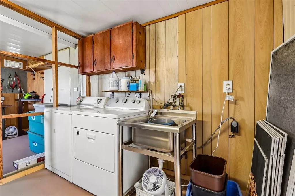 1433 Apache Circle Tavares FL 32778