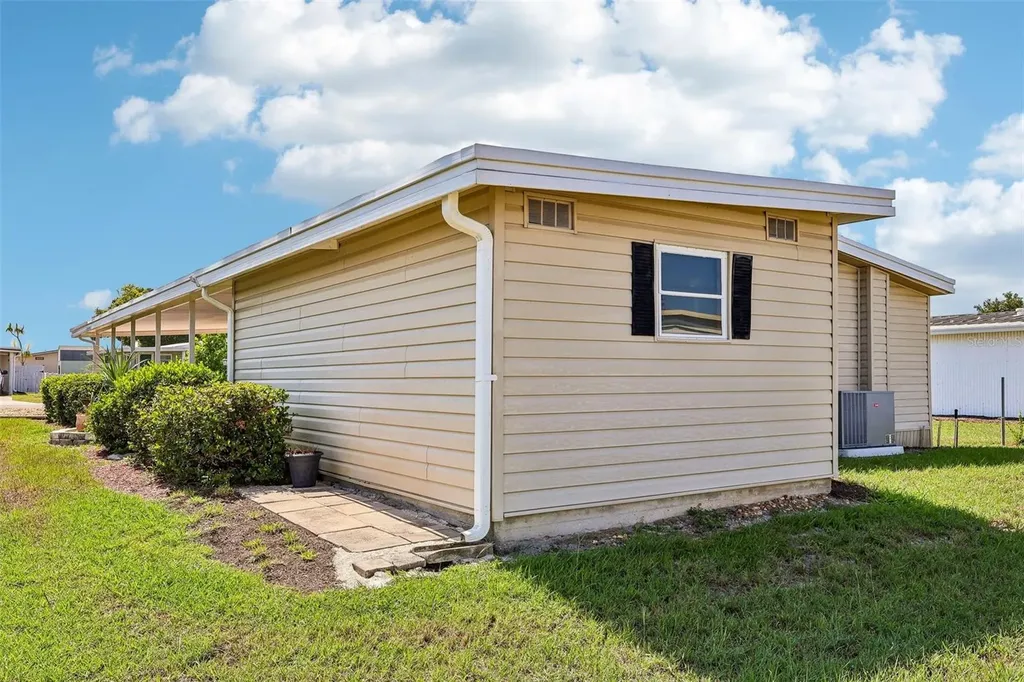 1433 Apache Circle Tavares FL 32778