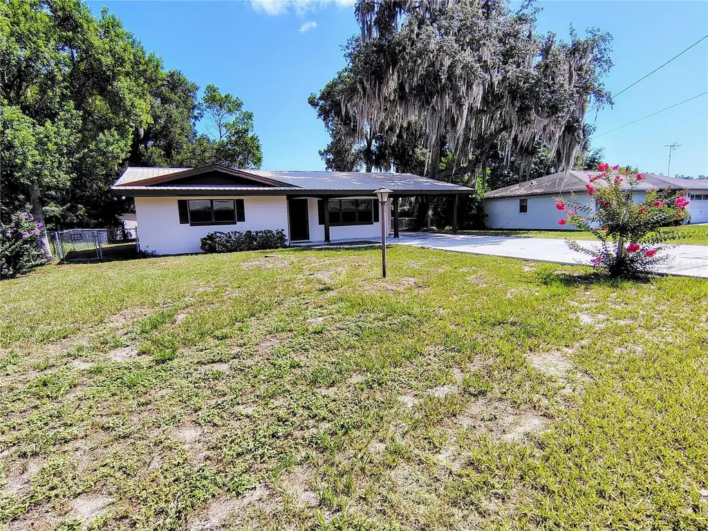 1240 Cr 463 Lake Panasoffkee FL 33538