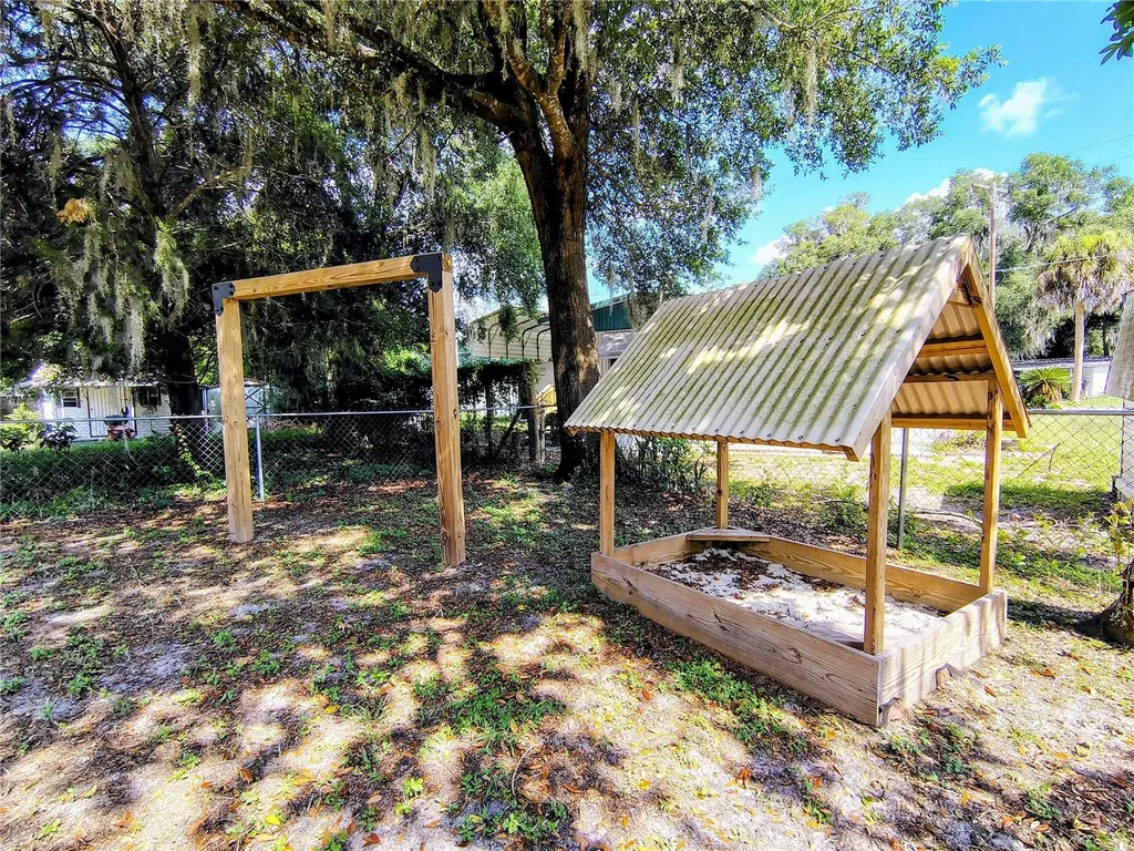 1240 Cr 463 Lake Panasoffkee FL 33538