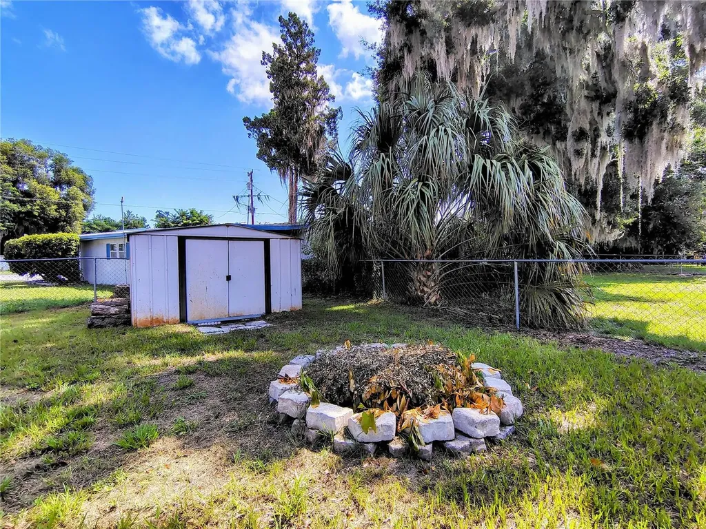 1240 Cr 463 Lake Panasoffkee FL 33538