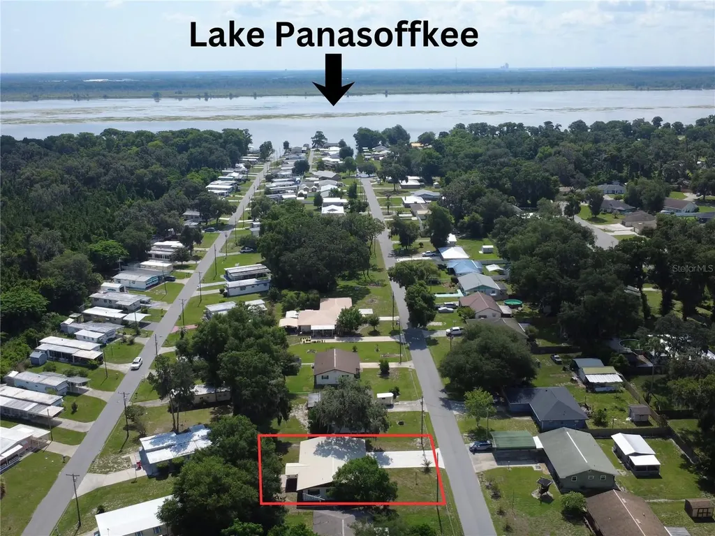1240 Cr 463 Lake Panasoffkee FL 33538
