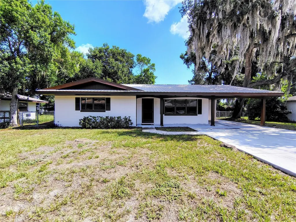 1240 Cr 463 Lake Panasoffkee FL 33538