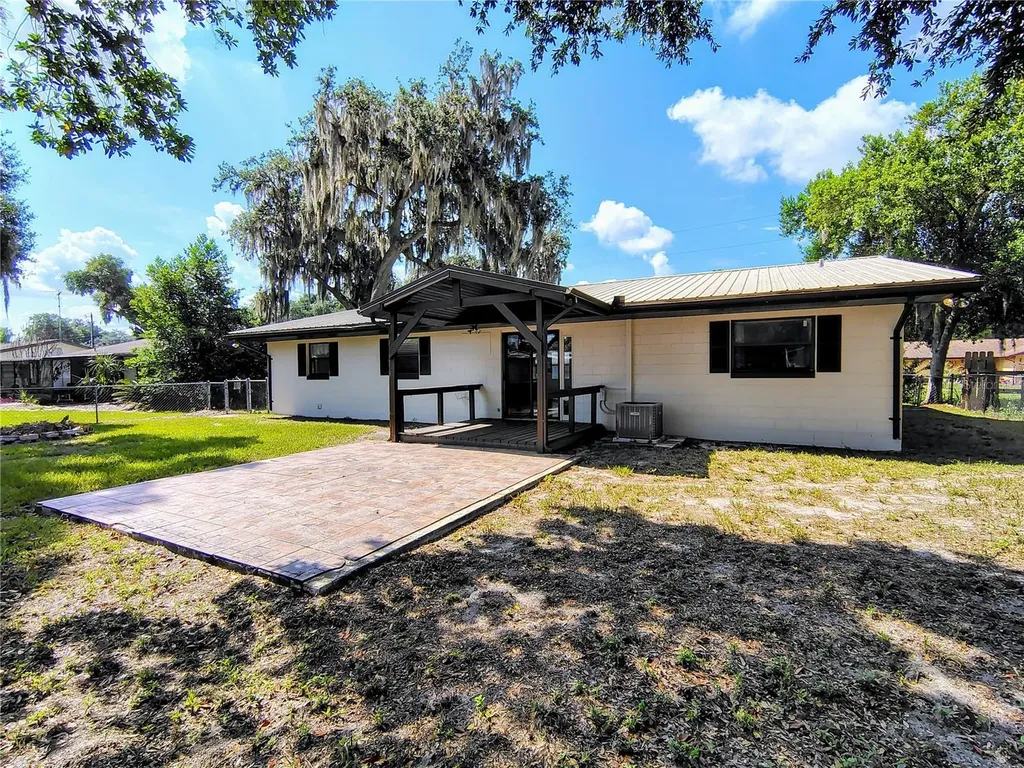 1240 Cr 463 Lake Panasoffkee FL 33538
