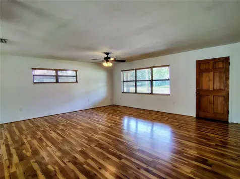 1240 Cr 463 Lake Panasoffkee FL 33538