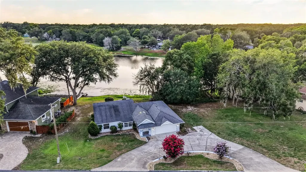 302 E Mirror Lake Drive Fruitland Park FL 34731
