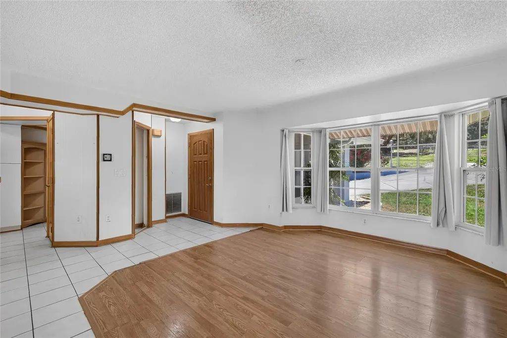 302 E Mirror Lake Drive Fruitland Park FL 34731