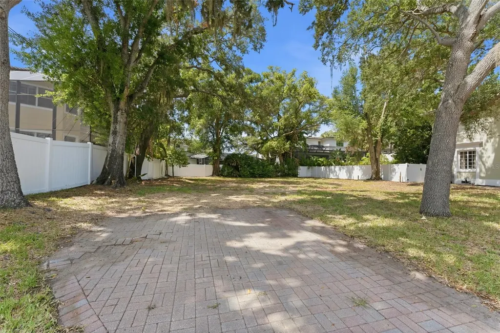 5010 W Azeele Street Tampa FL 33609