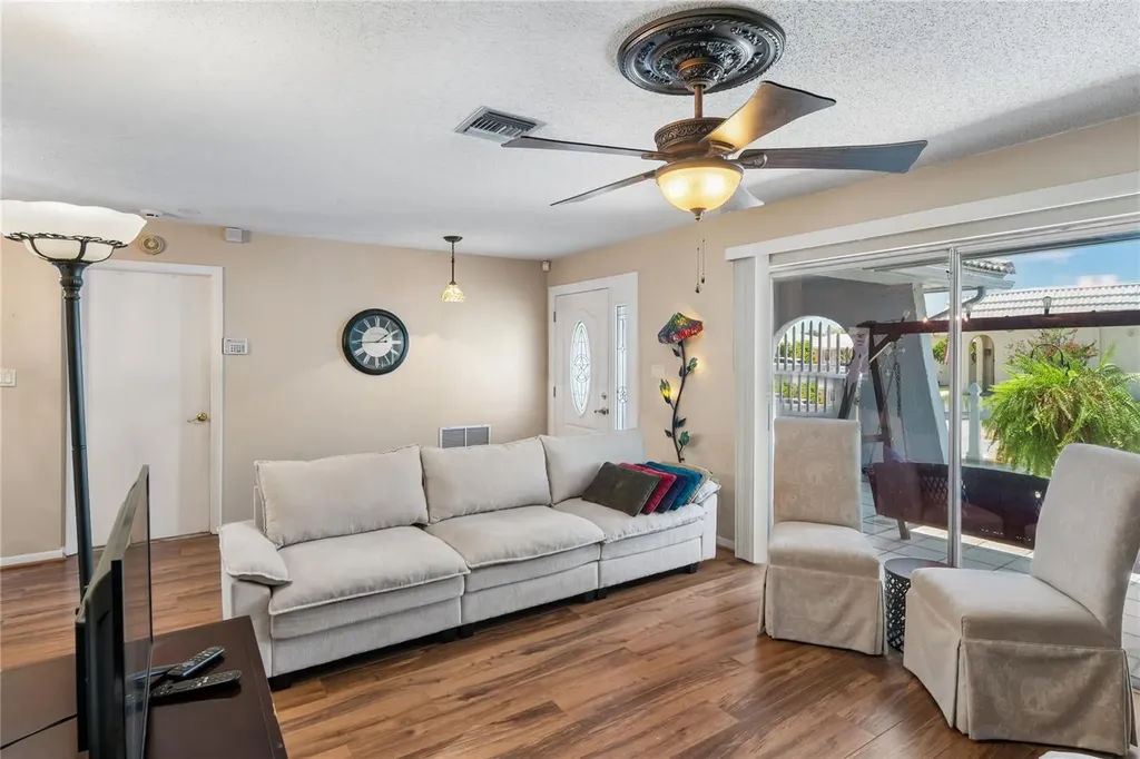 10407 Larchmont Place N Pinellas Park FL 33782