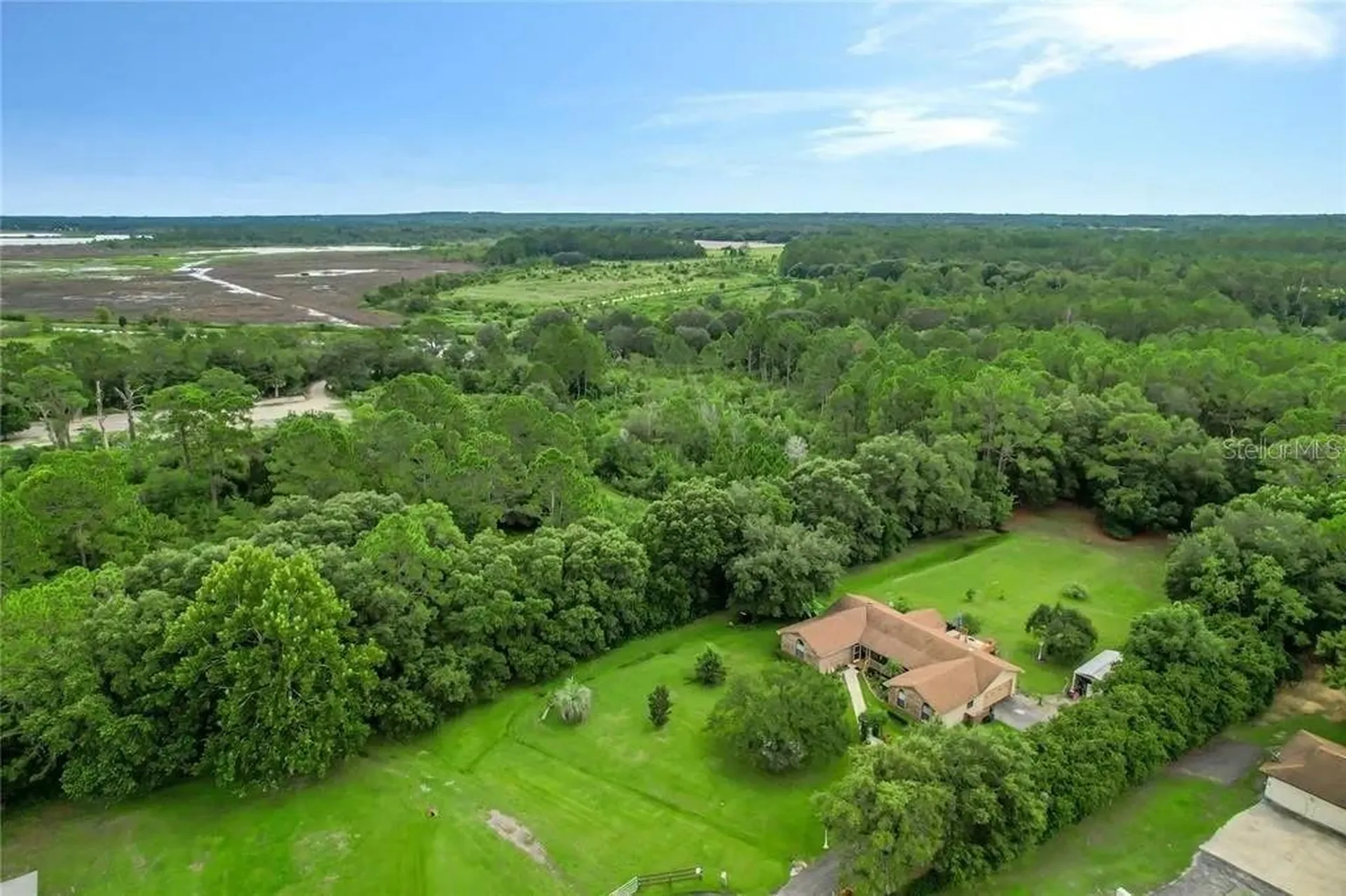 17444 East Road Umatilla FL 32784