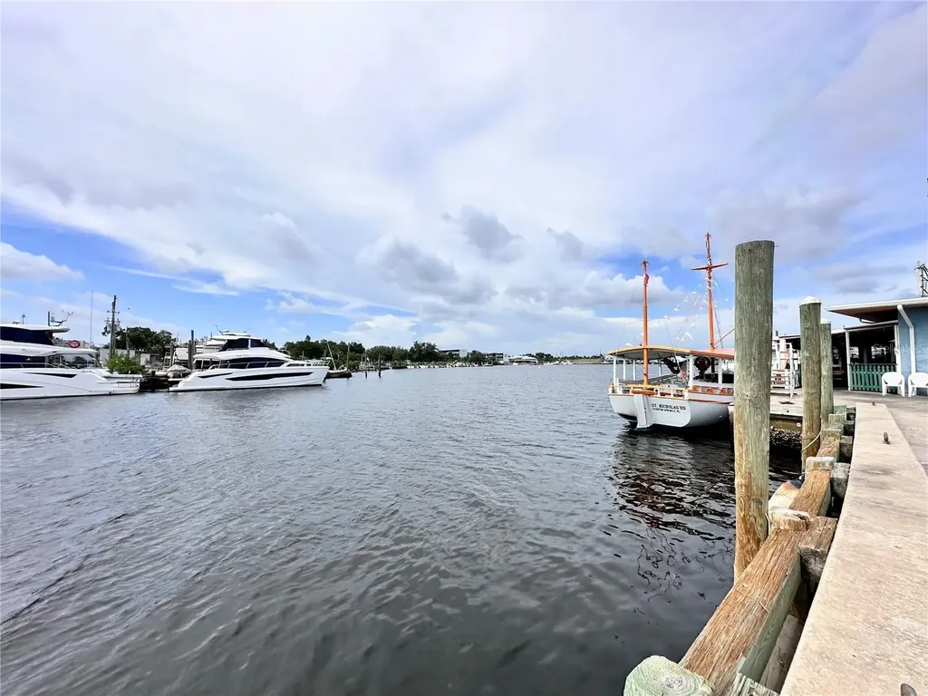 1650 Navigator Lane Tarpon Springs FL 34689