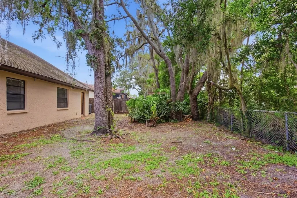 10207 N Hyaleah Road Tampa FL 33617