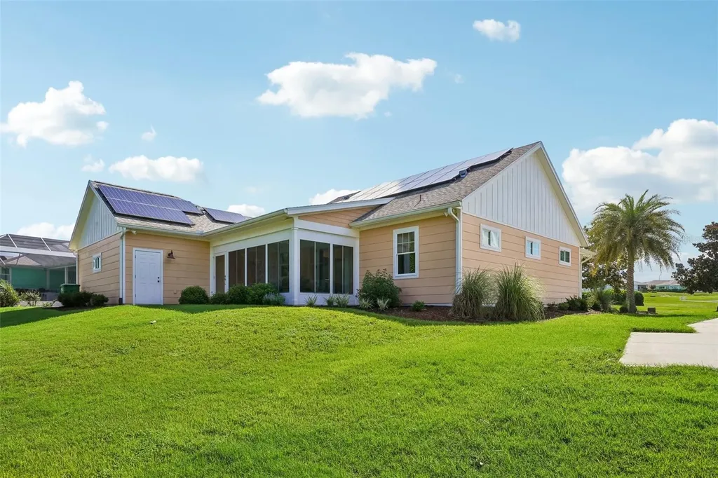 1212 Fiesta Key Circle Lady Lake FL 32159