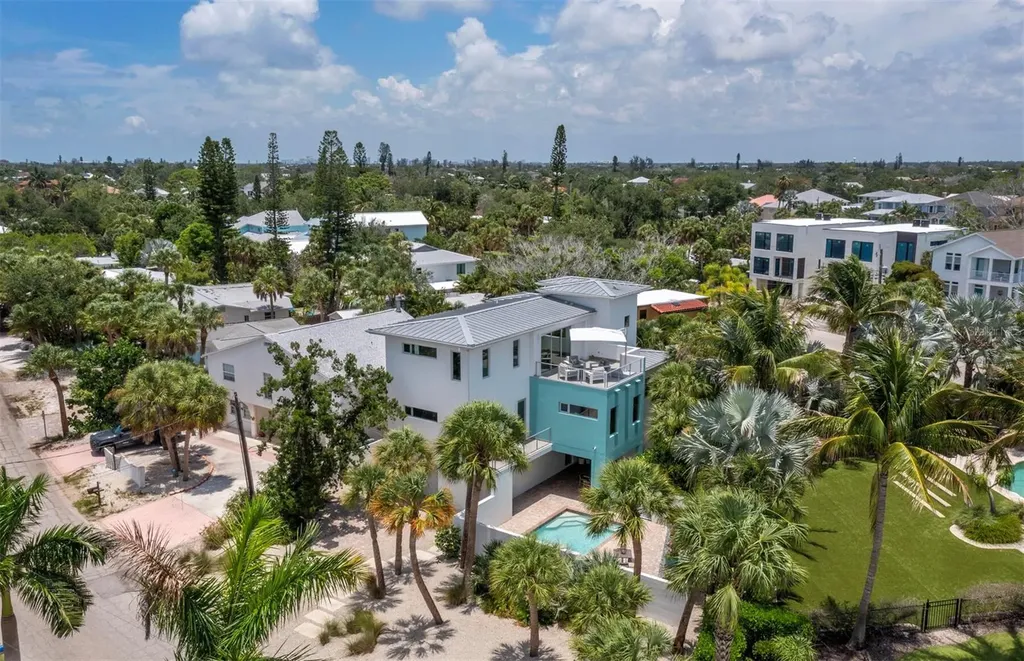 471 Island Circle Sarasota FL 34242