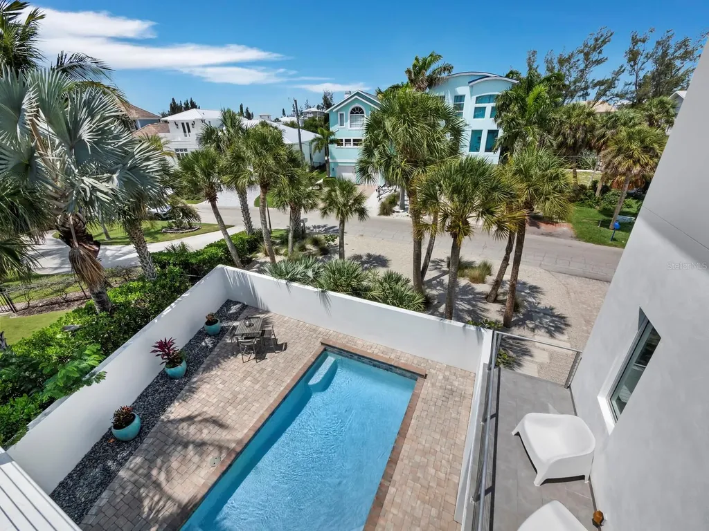471 Island Circle Sarasota FL 34242