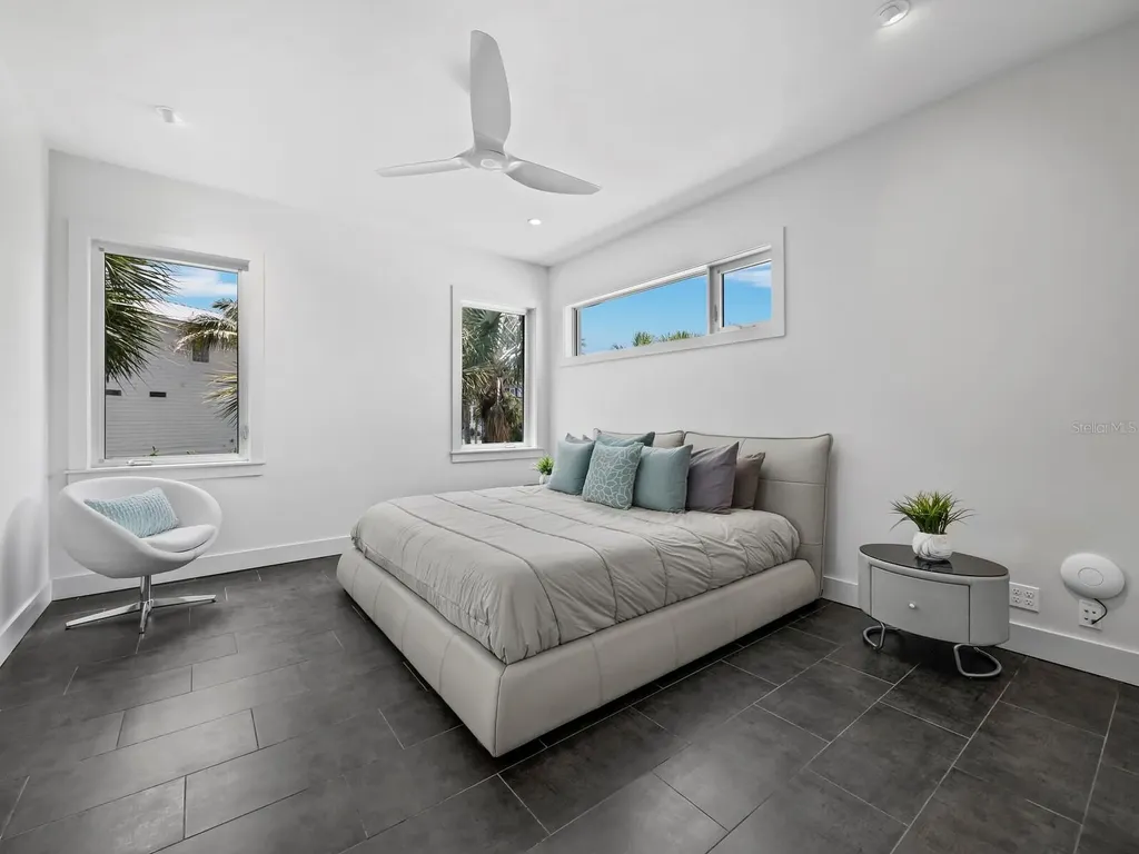 471 Island Circle Sarasota FL 34242
