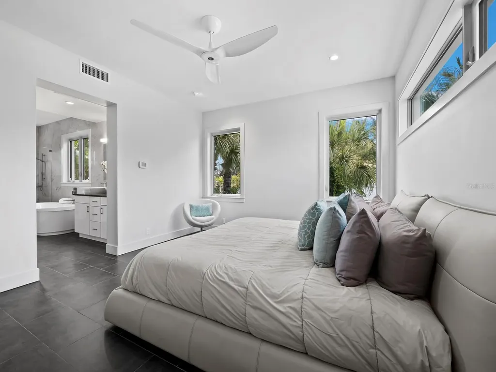471 Island Circle Sarasota FL 34242