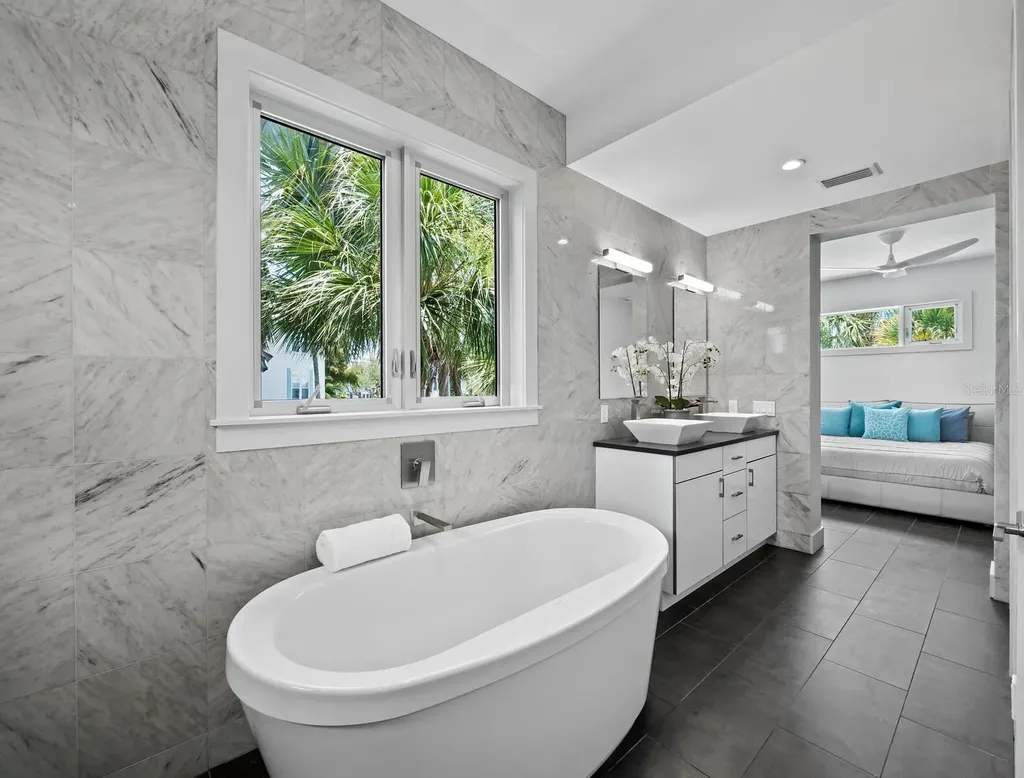471 Island Circle Sarasota FL 34242