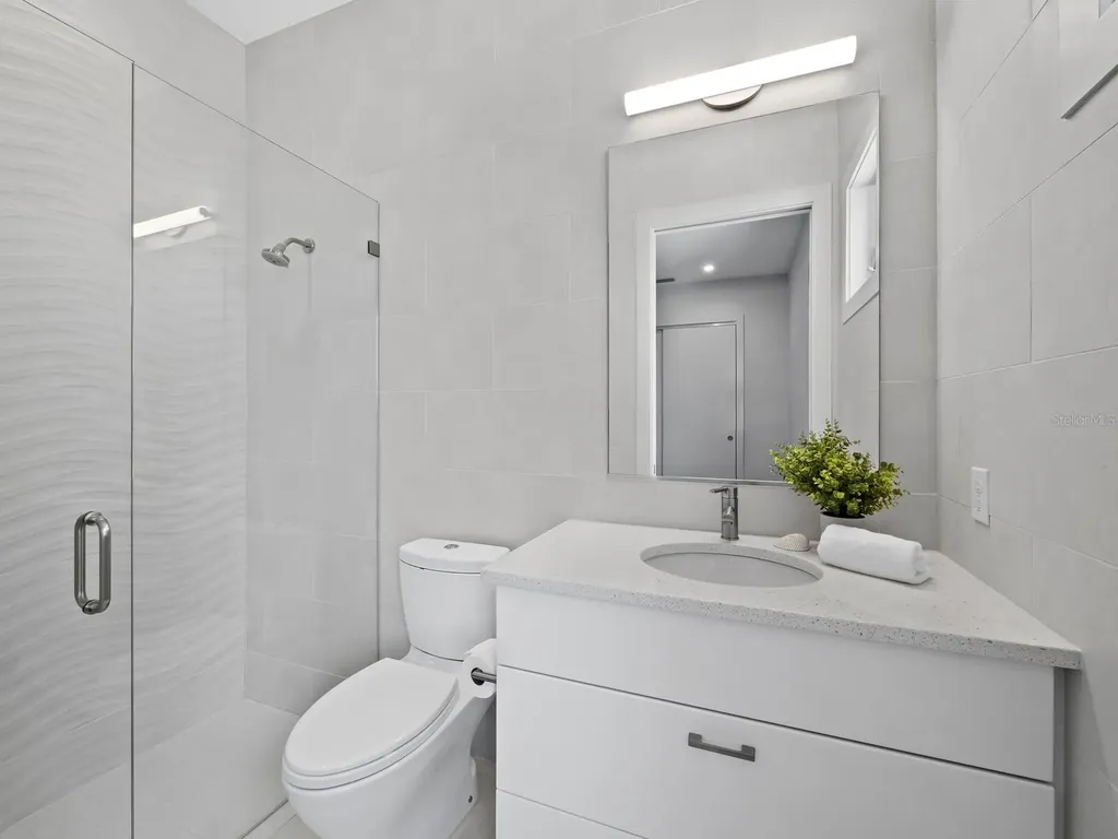 471 Island Circle Sarasota FL 34242