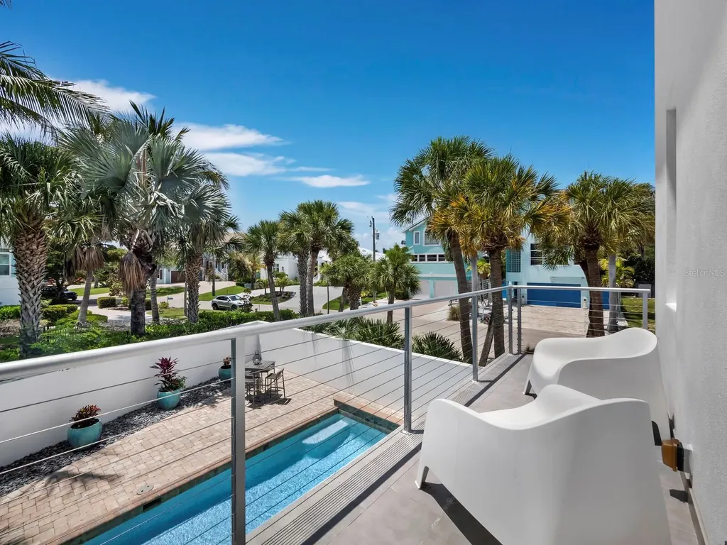471 Island Circle Sarasota FL 34242