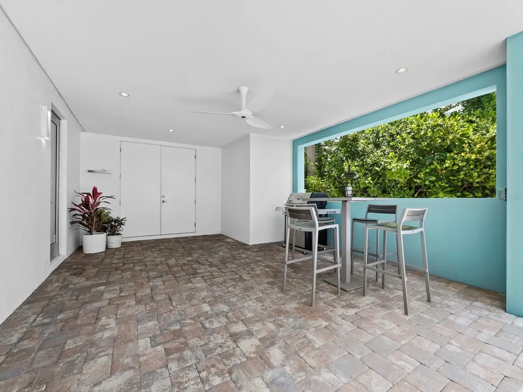 471 Island Circle Sarasota FL 34242