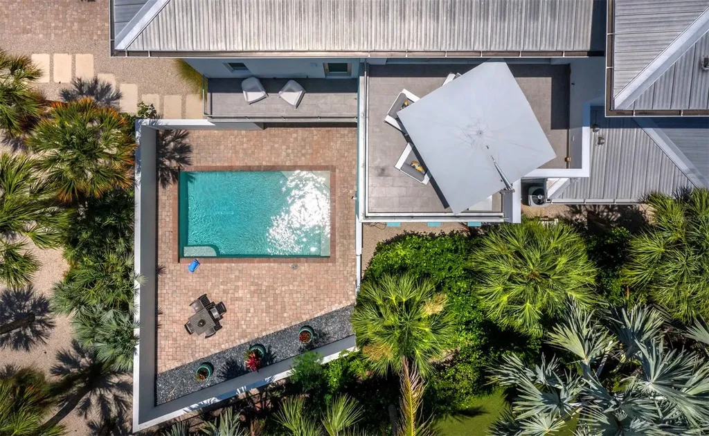 471 Island Circle Sarasota FL 34242