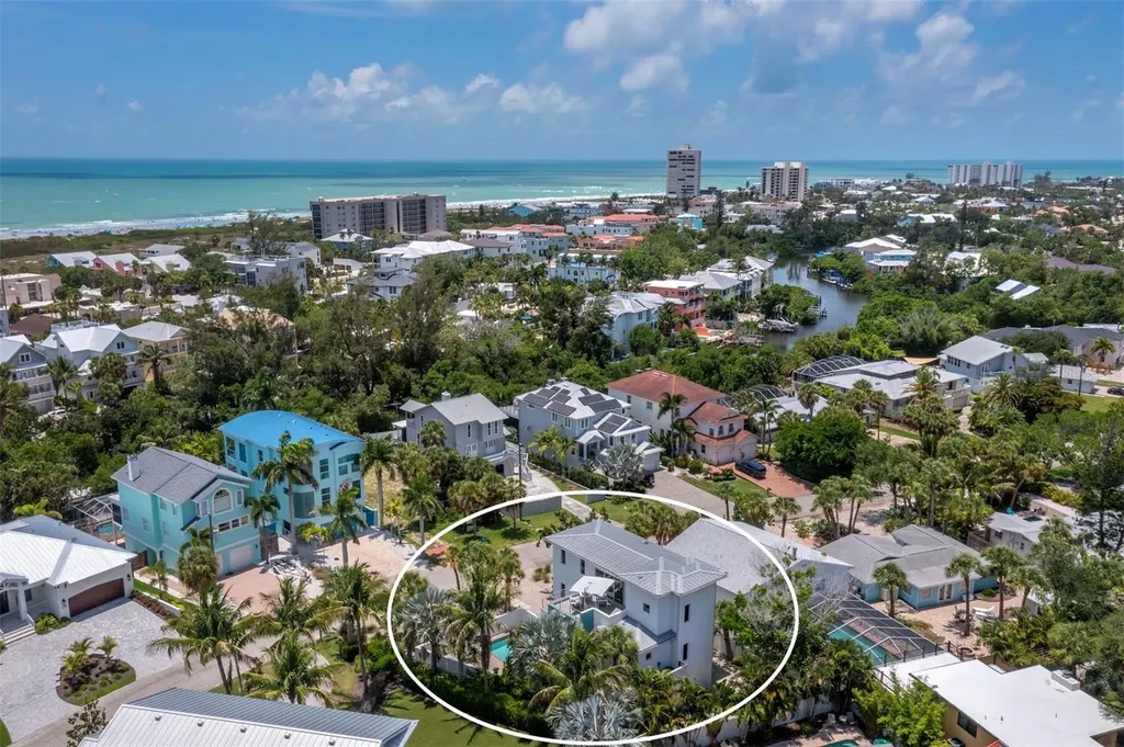 471 Island Circle Sarasota FL 34242