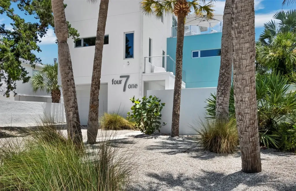 471 Island Circle Sarasota FL 34242