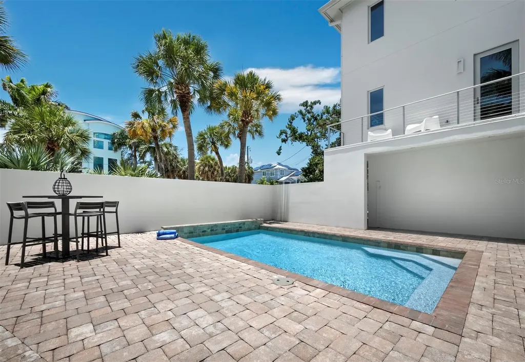 471 Island Circle Sarasota FL 34242