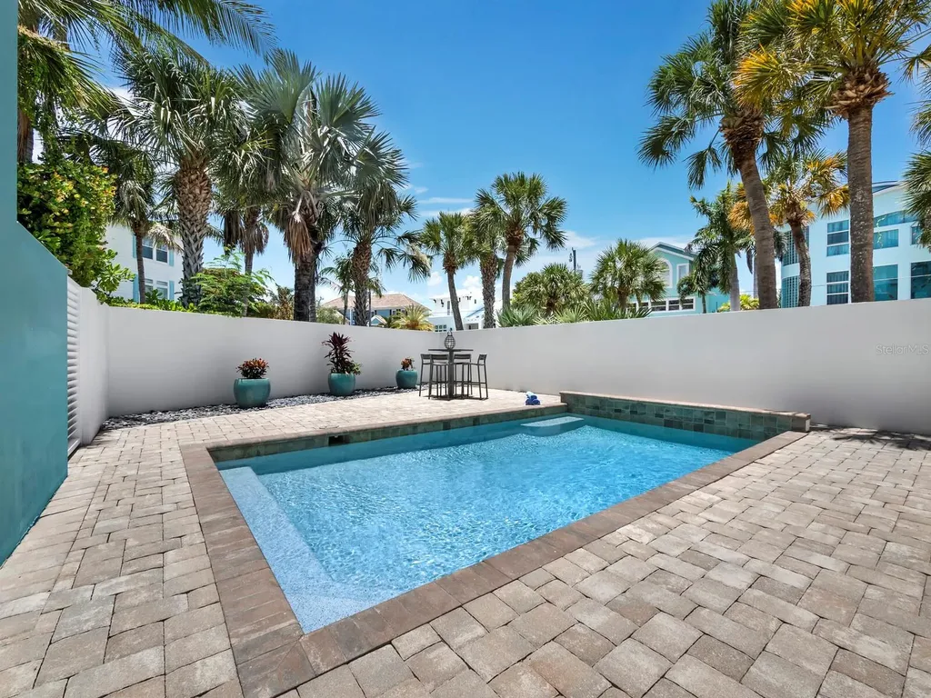 471 Island Circle Sarasota FL 34242