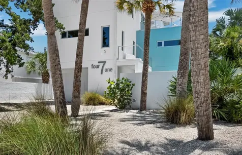 471 Island Circle Sarasota FL 34242