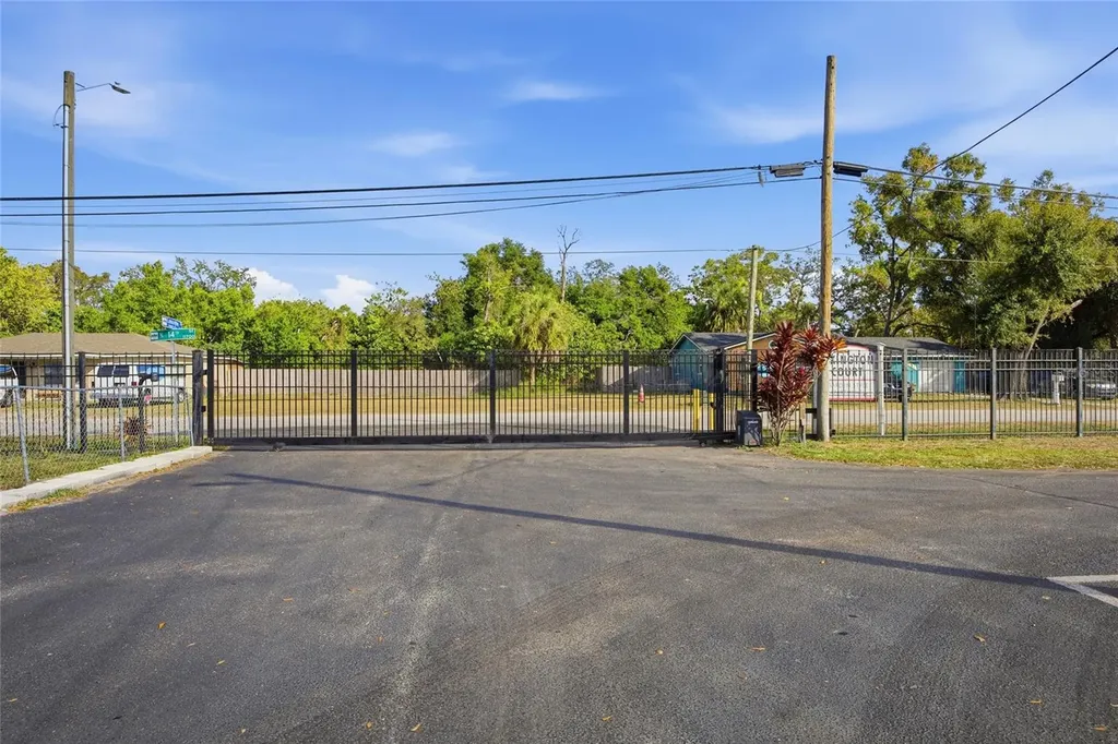 1302 Morris Park Tampa FL 33612