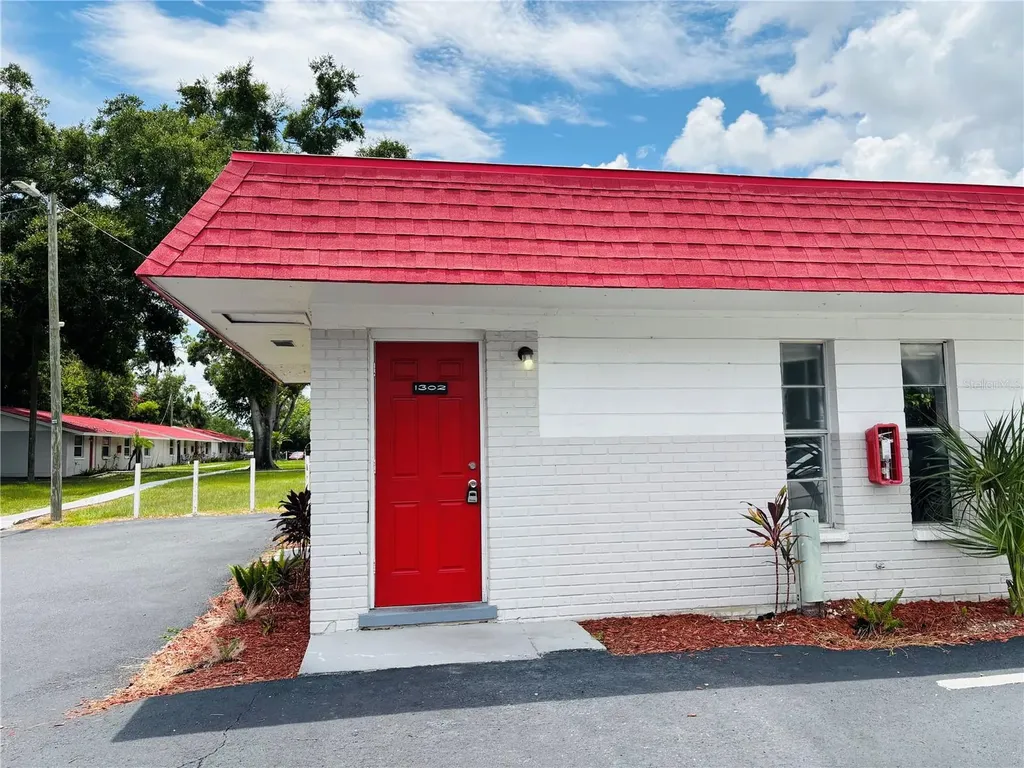 1302 Morris Park Tampa FL 33612