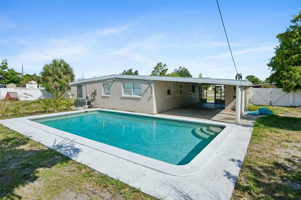 2416 Emory Avenue Bradenton FL 34207