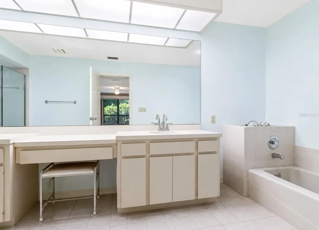 4068 Wilshire Circle E Sarasota FL 34238