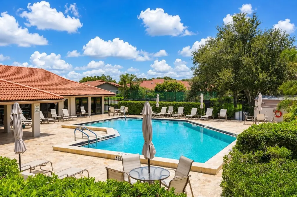 4068 Wilshire Circle E Sarasota FL 34238