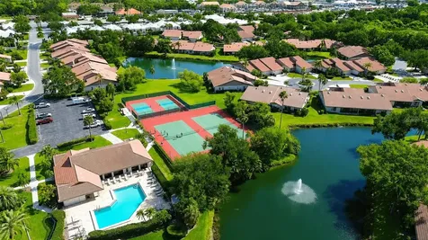 4068 Wilshire Circle E Sarasota FL 34238