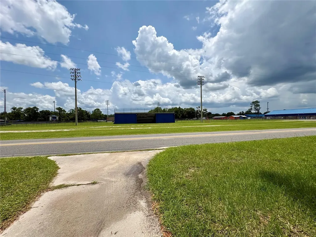 507 Governor Avenue NE Branford FL 32008