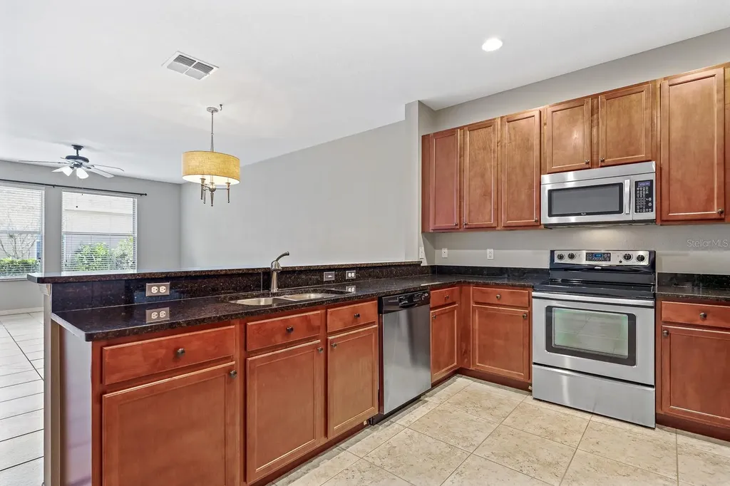 5221 Bannister Park Lane Lithia FL 33547