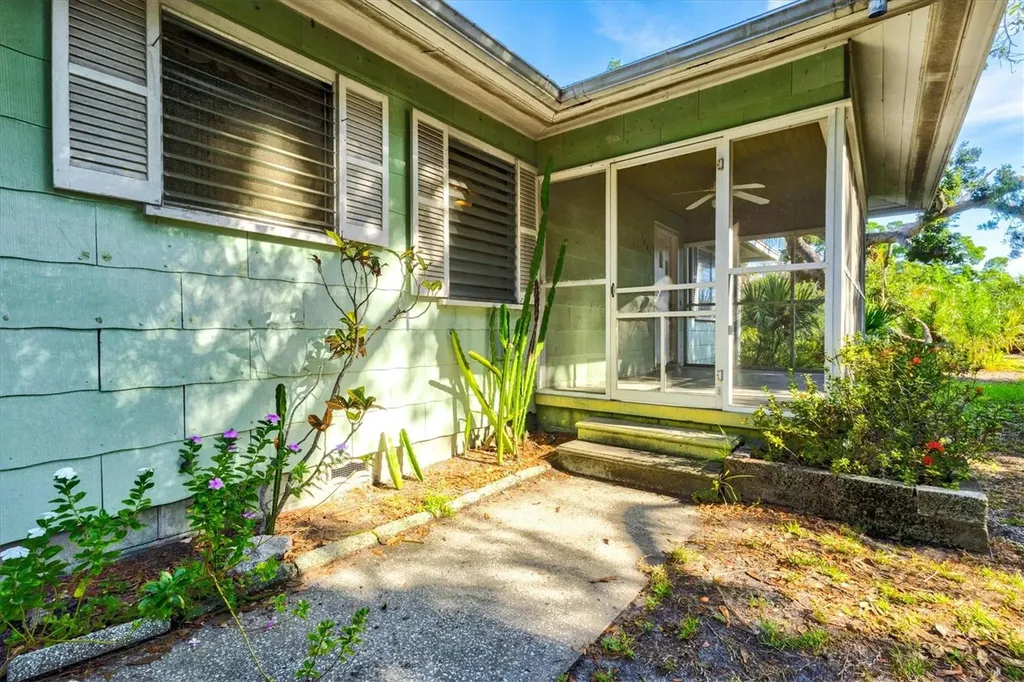 1208 28th Street W Bradenton FL 34205