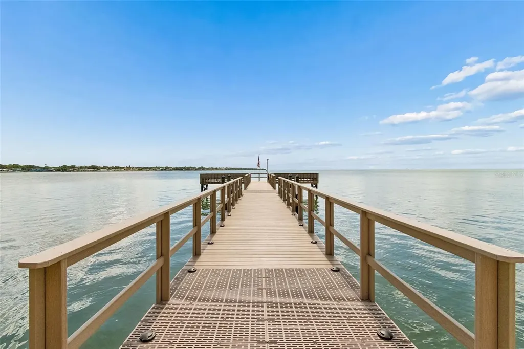 7430 Sunshine Skyway Lane S St Petersburg FL 33711