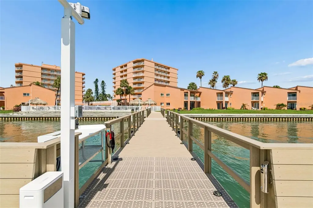 7430 Sunshine Skyway Lane S St Petersburg FL 33711
