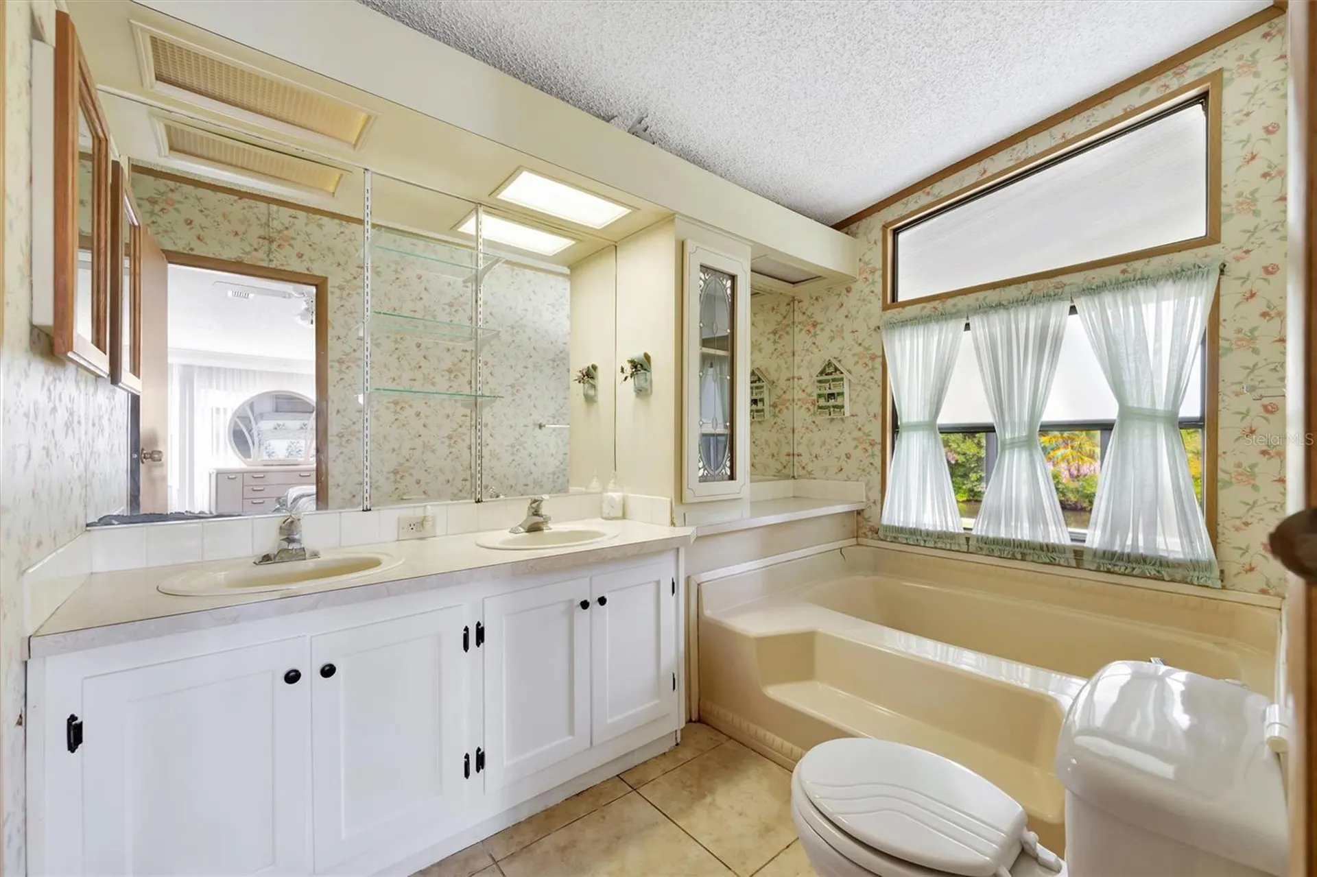 236 N Saint Thomas Circle Apollo Beach FL 33572