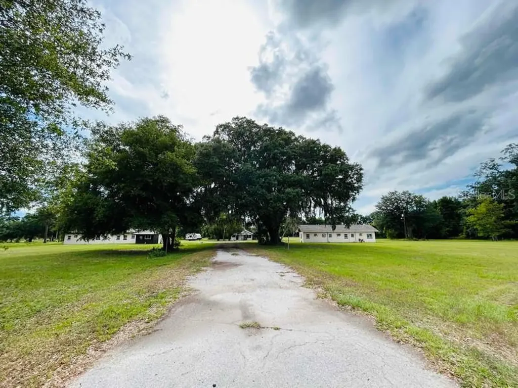 8010 SE Us Highway 301 Hawthorne FL 32640