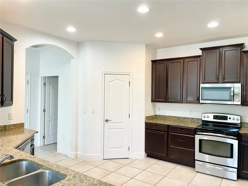 7952 Hampton Lake Drive Tampa FL 33647