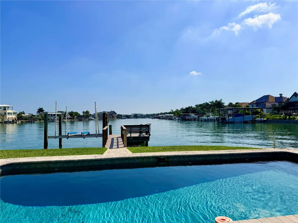 902 Oakwood Drive Largo FL 33770