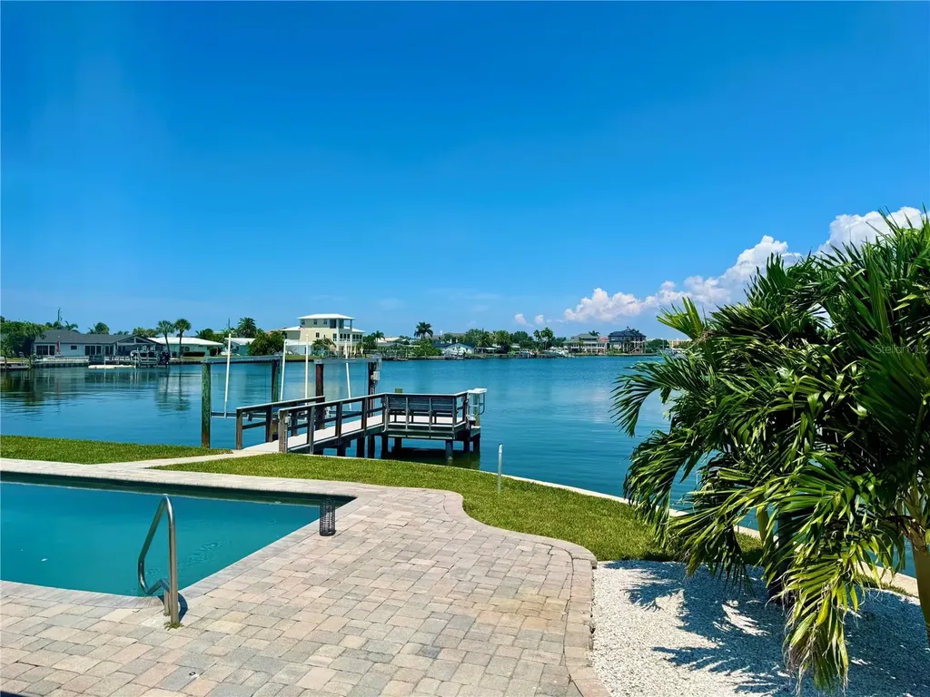 902 Oakwood Drive Largo FL 33770