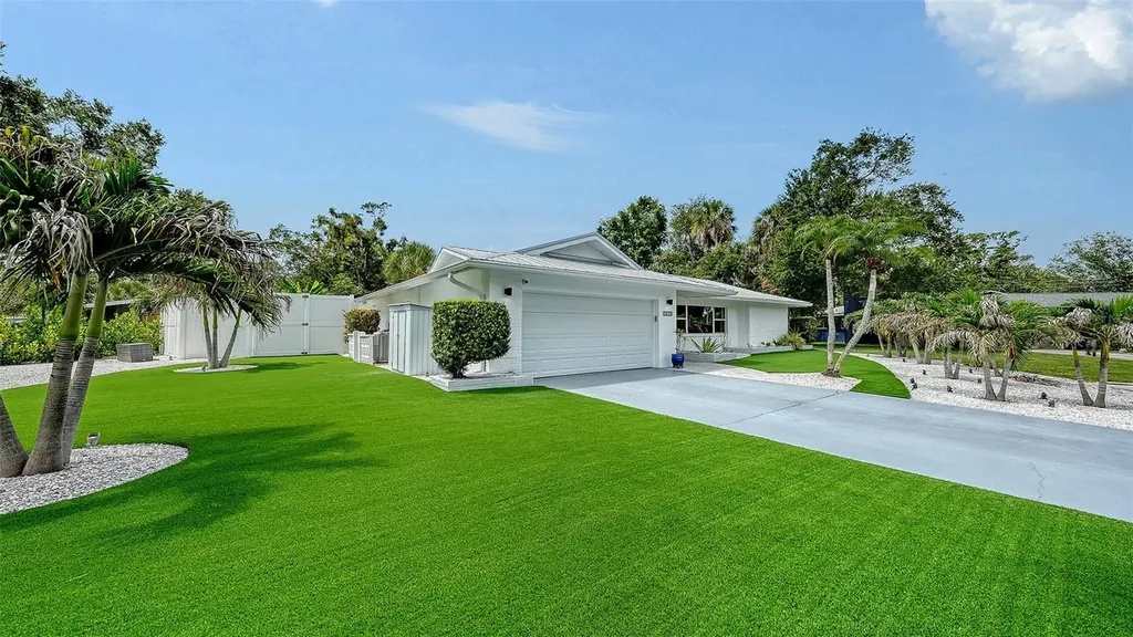 2828 Suncrest Drive Sarasota FL 34239